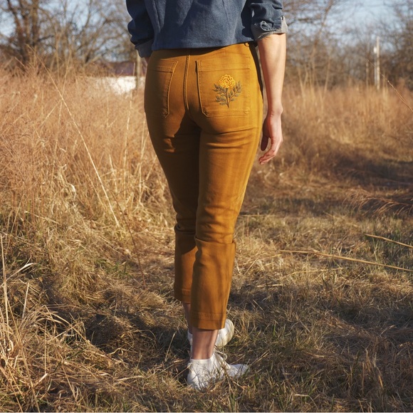 SOLD | Embroidered Everlane Slim Leg Crop | Size 00 | Brass/Mustard Brown - Picture 4 of 9